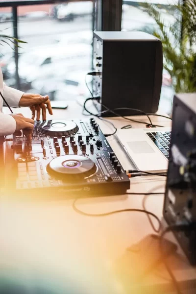 Do You Need A DJ For A Small Wedding? [+7 Fun Alternatives]