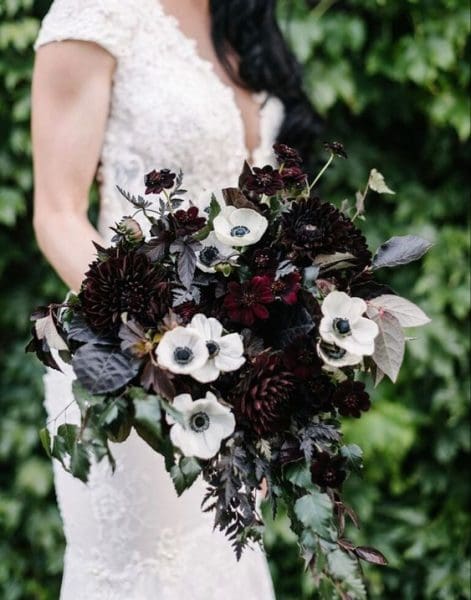 dark-moody-romantic-weddings-winter-flowers