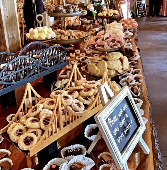 How Many Cookies Per Person At A Wedding [+9 Display Ideas] - Wedding ...