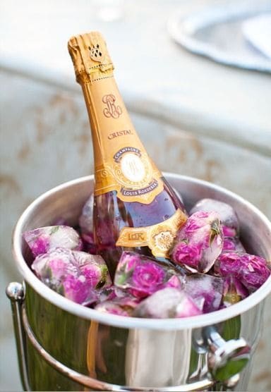 brunch-wedding-wedding-drinks-ideas-floral-ice-cubes-champagne