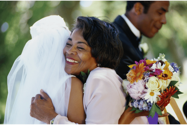 letter-to-mom-on-your-wedding-day-mother-hugging-bride