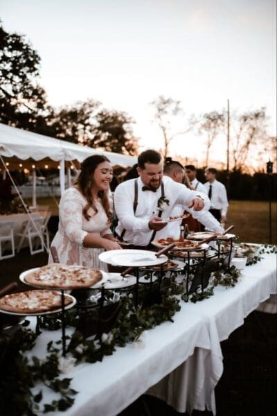 outdoor-wedding-catering-ideas-on-a-budget-pizza-party