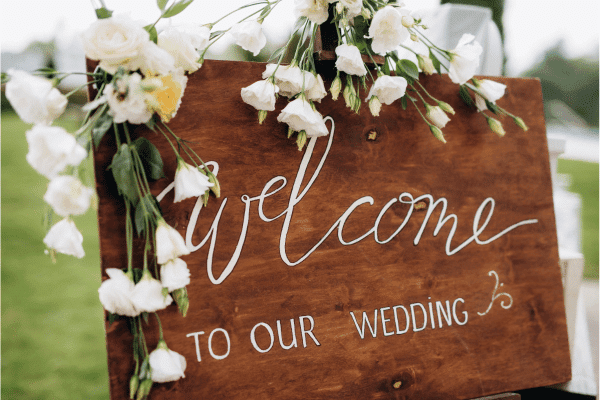outdoor-wedding-venue-ideas-on-a-budget-signs
