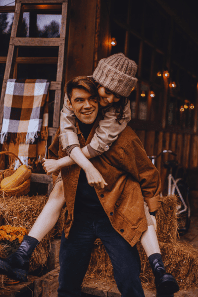 fall cozy cabin engagement photo ideas