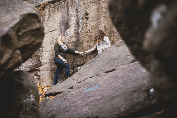 fall engagement photo ideas hiking along a mountain trail jackiericciardi