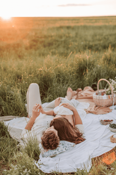 fall engagement photoshoot idea picnic in a park