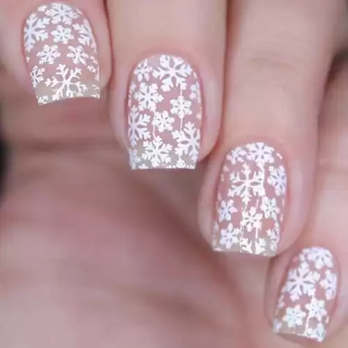 Christmas Nails Press on Nails Short Square Fake Nails with White Snowflake Design Glossy Snow Nude Full Cover Acrylic Artificial Glue on Nails Xmas Winter False Nails Stick on Nails for Women 24Pcs