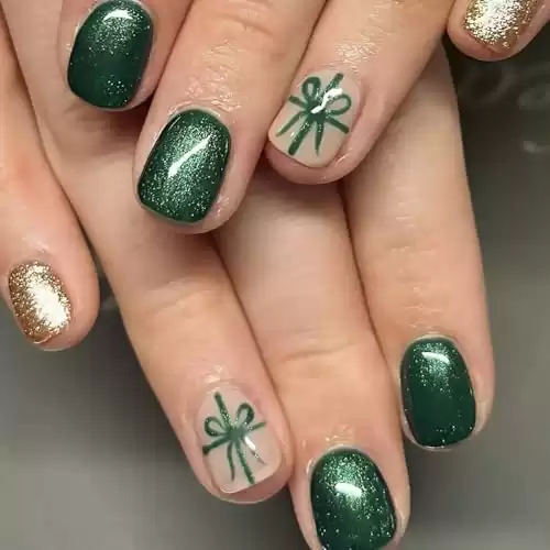 Christmas Press on Nails Short Square Fake Nails With Gift Box Designs Green Glitter Full Cover False Nails Xmas Glue on Nails Acrylic Stick on Nails Winter Artificial Nails for Women 24 Pcs